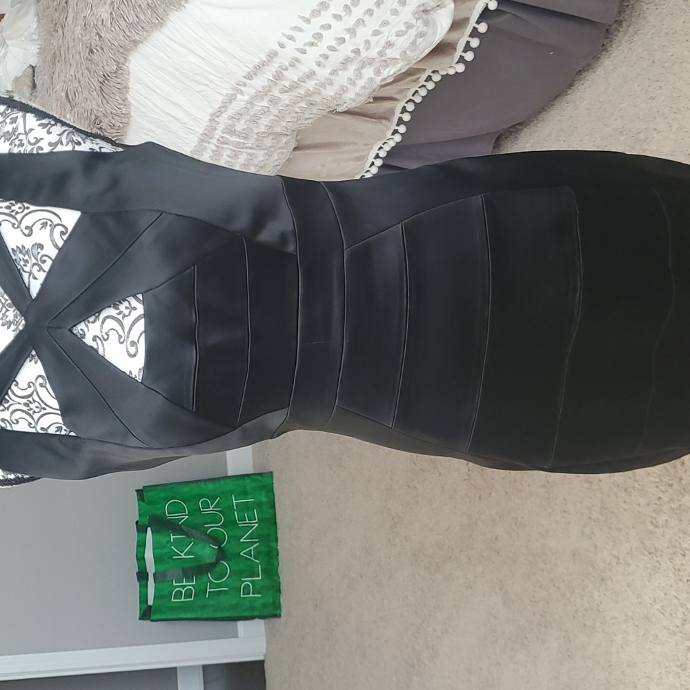 Beautiful little black cocktail dress 👗